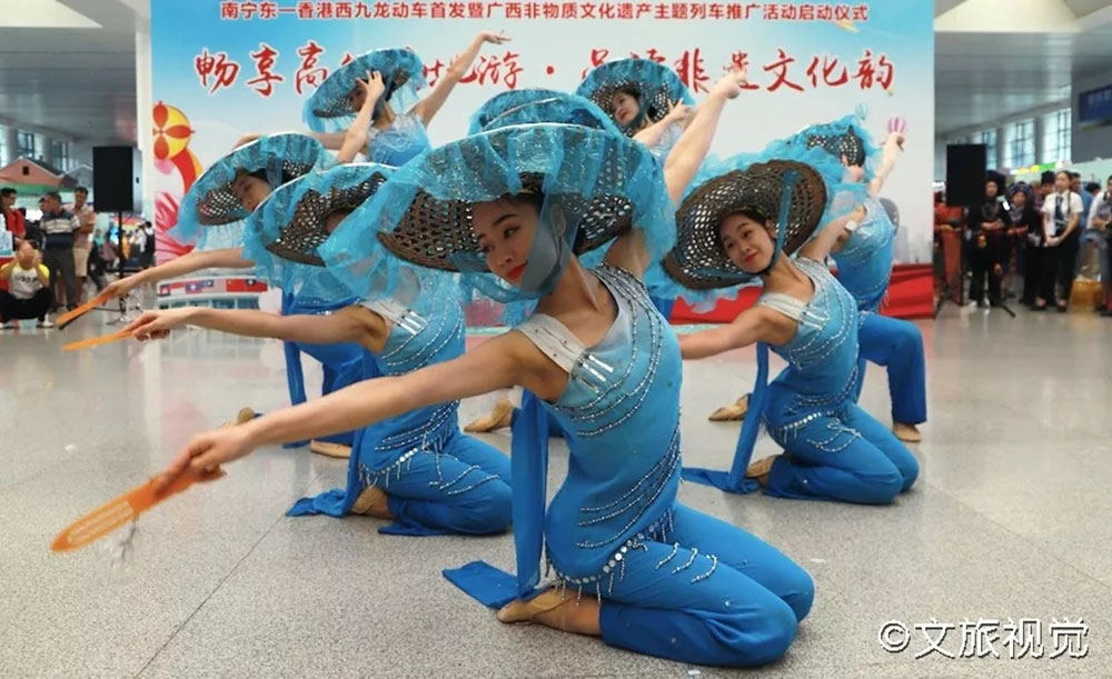 搭乘首發(fā)高鐵，海真珠珍珠粉抵達(dá)東方明珠